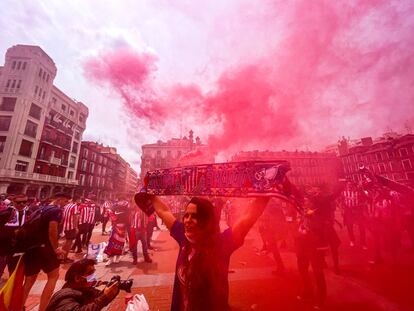 Decenas de colchoneros se han reunido en la plaza Mayor y en sus calles aledañas para calentar antes del encuentro. 