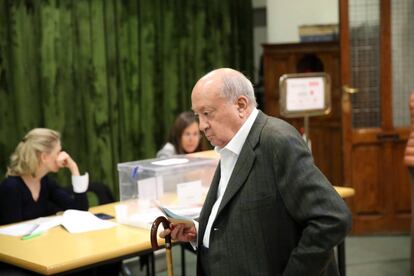 A man who has come to vote at Nuestra Señora la Virgen del Pilar School in Madrid. Polls indicate that voters are more divided than ever, reflecting a fragmented political scenario with five main contenders where there used to be two before the economic crisis.