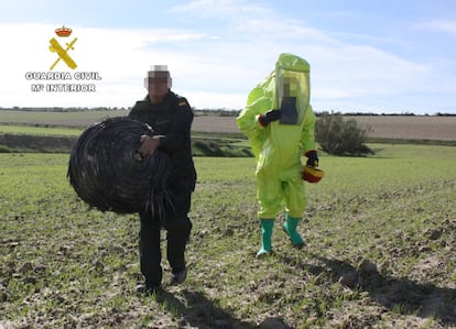 Dos agentes de la Guardia Civil recogen el objeto en Mula (Murcia), una vez analizado.