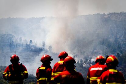 Bomberos observan un incendio cerca de Vila Velha de Rodao, en Portugal.