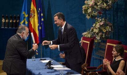 Francis Ford Coppola recibe el premio de mano de Felipe VI.