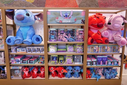 Tienda de juguetes con muñecos de Stitch, Ángel y Leroy, las otras criaturas del universo 'Lilo y Stitch'.