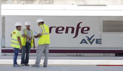 Operarios de Adif trabajan en la estación del AVE de Alicante.
