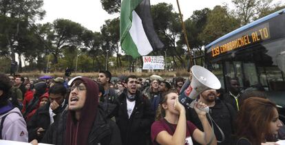 Manifestantes en la puerta del CIE de Aluche (Madrid).