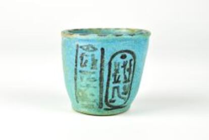 Vaso funerario egipcio que forma parte de la exposición El Espíritu del vino.