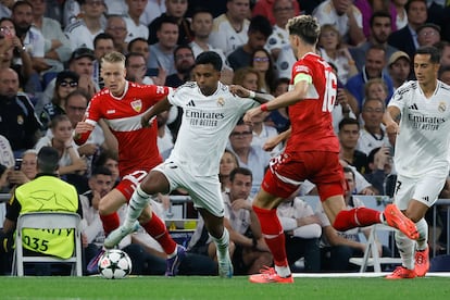 El delantero brasileño del Real Madrid Rodrygo Goes (2i) intenta escaparse con el balón durante el partido de la primera jornada de la Liga de Campeones que Real Madrid y Vfb Stuttgart disputan hoy martes en el estadio Santiago Bernabéu, en Madrid.