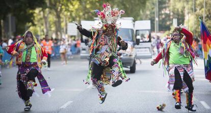 Un momento del pasacalles en honor a la virgen de Urkupiña.