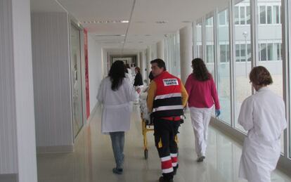 Traslado de uno de los pacientes al nuevo hospital de Gandia.