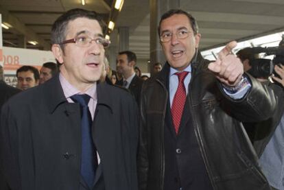 Bilbao (a la derecha) habla con el <b><i>lehendakari</b></i> López en un acto público en Barakaldo.