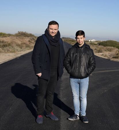 El cineasta Josevi García (izquierda) y Pablo Molina, protagonista de su corto 'Distintos'.