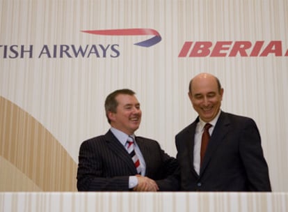 Los primeros ejecutivos de British, Willie Walsh, e Iberia, Fernando Conte, en julio.