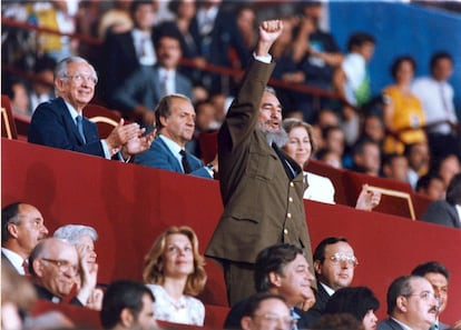 L'expresident cubà, Fidel Castro, saluda amb el puny alçat la delegació de Cuba durant la cerimònia d'obertura dels Jocs Olímpics.