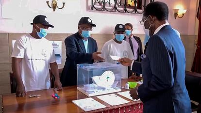 Teodoro Obiang Nguema deposita su voto en Malabo.