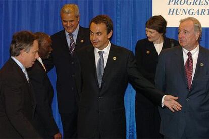 De izquierda a derecha, el británico Tony Blair, el surafricano Thabo Mbeki, el rumano Adrian Nastase, el español José Luis Rodríguez Zapatero, la neozelandesa Helen Clark y el canadiense Paul Martin, ayer en Budapest.