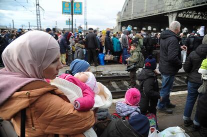 Familias esperando para coger un tren en la ciudad de Lviv, en el oeste de Ucrania, este sábado.