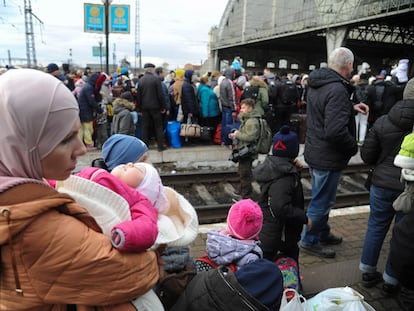 Familias esperando para coger un tren en la ciudad de Lviv, en el oeste de Ucrania, este sábado.