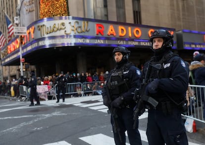 Oficiales del departamento de policía de Nueva York vigilan frente al Radio City Music Hall antes de que comience el 91º desfile de Macy por Acción de Gracias en Nueva York.