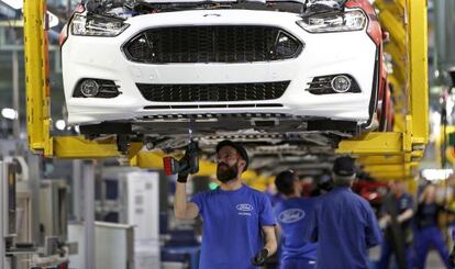 Trabajadores de Ford en la cadena de montaje de la planta de Almussafes (Valencia) . 