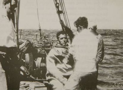 Submarinista con escafandro clásico, nunha fotografía de José Teira publicada no libro <i>Tesouros asolagados</i>, de Miguel San Claudio.