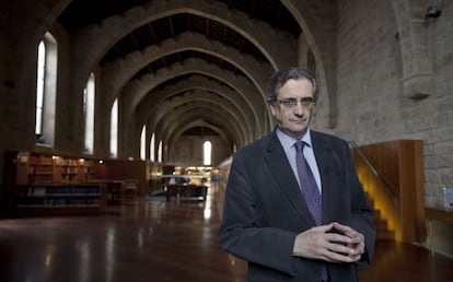 El director de la Unidad Gràfica de la Biblioteca de Cataluña, en una de las salas góticas del edificio.