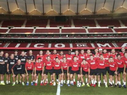 El club rojiblanco estrena su futurista estadio entre la nostalgia del Calderón, la ilusión y las dificultades para sacar adelante el proyecto