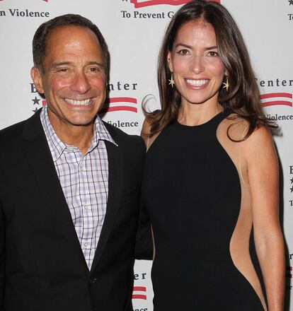 Harvey Levin con Laura Wasser, la abogada de Angelina Jolie en su divorcio.