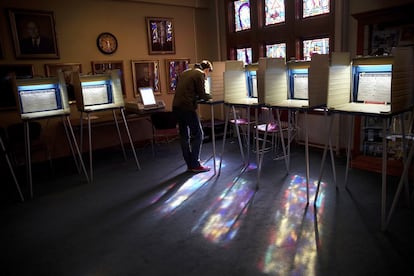 Un home vota en una església presbiteriana a Omaha, Nebraska.