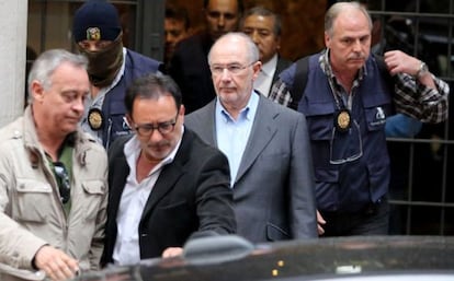 Rodrigo Rato sale de su domicilio acompañado por varios agentes, el pasado 17 de abril.