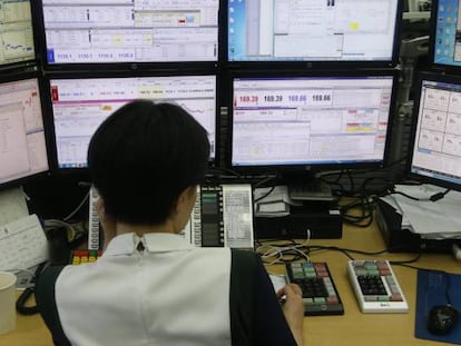 Una agente de la Bolsa de Corea del Sur trabaja en el Banco KEB en Seúl (Corea del Sur) .