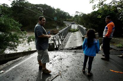 Un puente de Guayabo de Bagaces destruido por Otto.