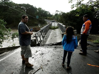 Un puente de Guayabo de Bagaces destruido por Otto.