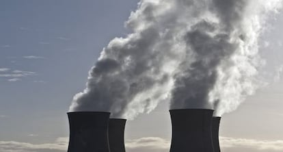 Chimeneas de la central nuclear de Bugey, una de las 19 que est&aacute;n en funcionamiento en Francia.