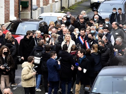 Marine Le Pen durante una visita de campaña este miércoles a Bruay-la-Buissière, en el norte de Francia.