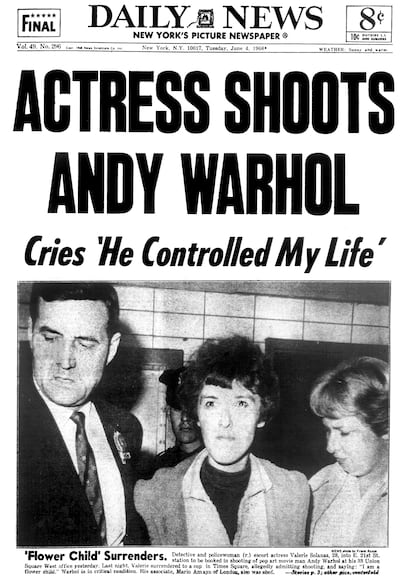 Portada del periódico 'Daily News' con la detención de la autora feminista Valerie Solanas tras intentar matar a Andy Warhol.