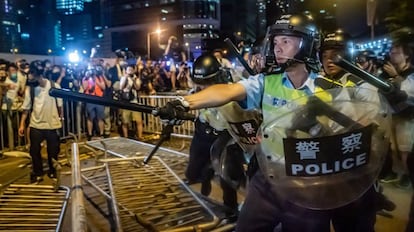 La policía antidisturbios se enfrenta a los manifestantes durante la manifestación en Hong Kong de esta semana. 