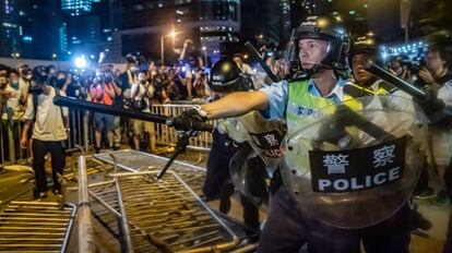 La policía antidisturbios se enfrenta a los manifestantes durante la manifestación en Hong Kong de esta semana. 