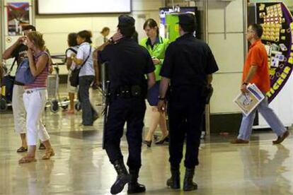 Agentes de la policía nacional, durante una patrulla en la Terminal 1 del aeropuerto de Madrid-Barajas.