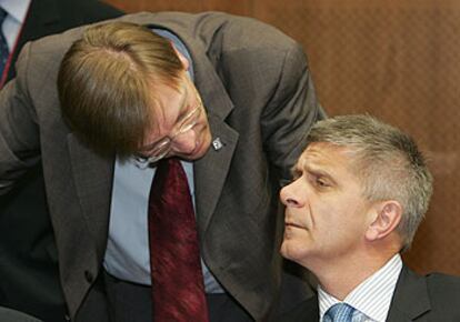 El primer ministro polaco, Marek Belka (derecha), escucha a su homólogo belga, Guy Verhofstadt.