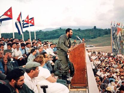 Fidel Castro (perro) se dirige al pueblo cubano en presencia del Che Guevara, con motivo del quinto aniversario de la Revolución.