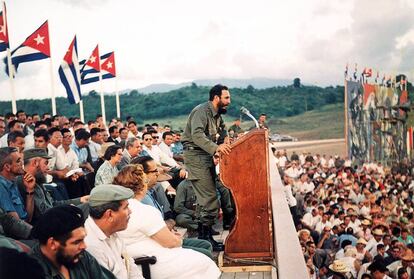 Fidel Castro (perro) se dirige al pueblo cubano en presencia del Che Guevara, con motivo del quinto aniversario de la Revolución.