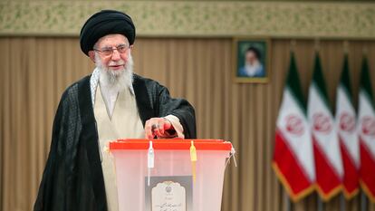 El líder supremo de Irán, el ayatolá Ali Jamenei, deposita su voto en la segunda vuelta de las presidenciales iraníes, el 5 de julio de 2024, en Teherán.