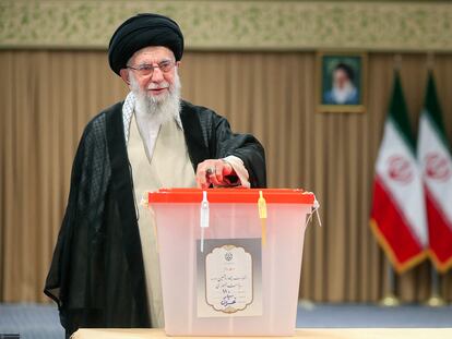 El líder supremo de Irán, el ayatolá Ali Jamenei, deposita su voto en la segunda vuelta de las presidenciales iraníes, el 5 de julio de 2024, en Teherán.