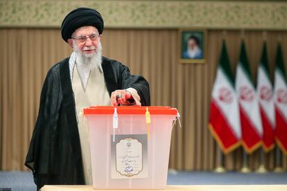 El líder supremo de Irán, el ayatolá Ali Jamenei, deposita su voto en la segunda vuelta de las presidenciales iraníes, el 5 de julio de 2024, en Teherán.