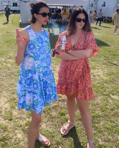 Lana del Rey y Margaret Qualley, dos cigarros y una cerveza, en el High Water Festival en abril.