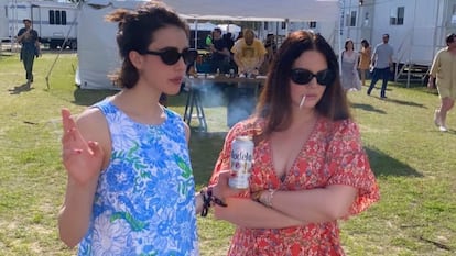 Lana del Rey y Margaret Qualley, dos cigarros y una cerveza, en el High Water Festival en abril.