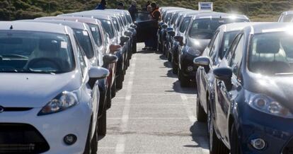 Varios operarios revisan unos veh&iacute;culos en la factor&iacute;a Ford de Almussafes. EFE/Archivo