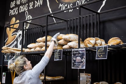 Mostrador de PanDemonium, con algunas de las variedades de pan de masa madre que ofrece Marín como la 'baguette' o la moña gallega. 