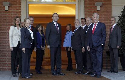 Foto de familia del primer Gobierno de Mariano Rajoy, antes de la primera reunión del Consejo de Ministros, en las escaleras del palacio de La Moncloa el 23 de diciembre de 2011. De izquierda a derecha, Fátima Báñez, Luis de Guindos, Ana Pastor, Alberto Ruiz-Gallardón, Soraya Sáenz de Santamaría, Cristóbal Montoro, Mariano Rajoy, Ana Mato, Miguel Arias Cañete, José Manuel Soria, Jorge Fernández Díaz, José Manuel García Margallo, Pedro Morenés y José Ignacio Wert (detrás de García Margallo)