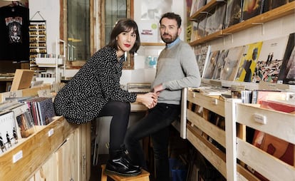 Diana Cortecero y Raúl Alonso, en la tienda de discos El Molar, en Madrid.