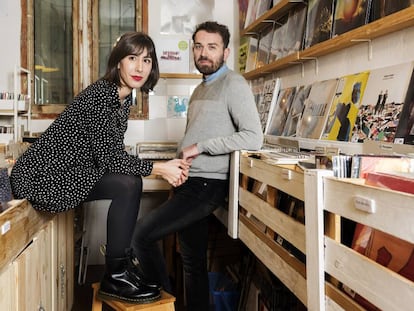 Diana Cortecero y Raúl Alonso, en la tienda de discos El Molar, en Madrid.